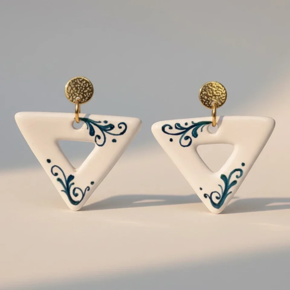 orecchini-earrings-grottega-laterza-puglia-ceramic-triangoli-blu-bianchi