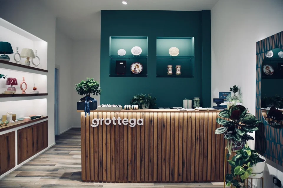 grottega-pregiate-ceramiche-di-puglia-maiolica-ceramica-laterza-negozio
